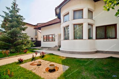 casă minunată situata într-un cartier rezidențial aerisit, cu intrare privată și acces imediat spre str Traian si Drumul Național (DN)