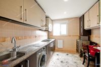 oferta de vanzare a unui apartament cu 3 camere  situat in Galati, cartier Micro 19, la capatul troleului