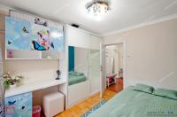 oferta de vanzare a unui apartament cu 3 camere  situat in Galati, cartier Micro 19, la capatul troleului